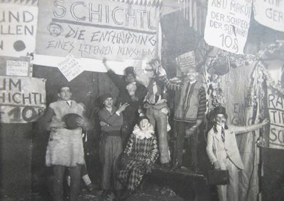 Artisten vor dem Schichtl-Theater